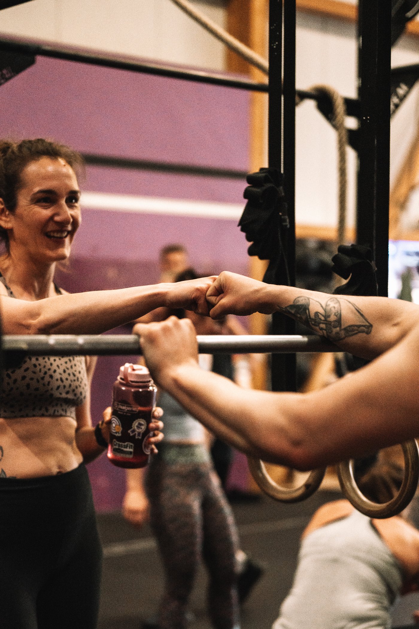 Zwei Mitglieder machen nach dem Training einen Fist Bump