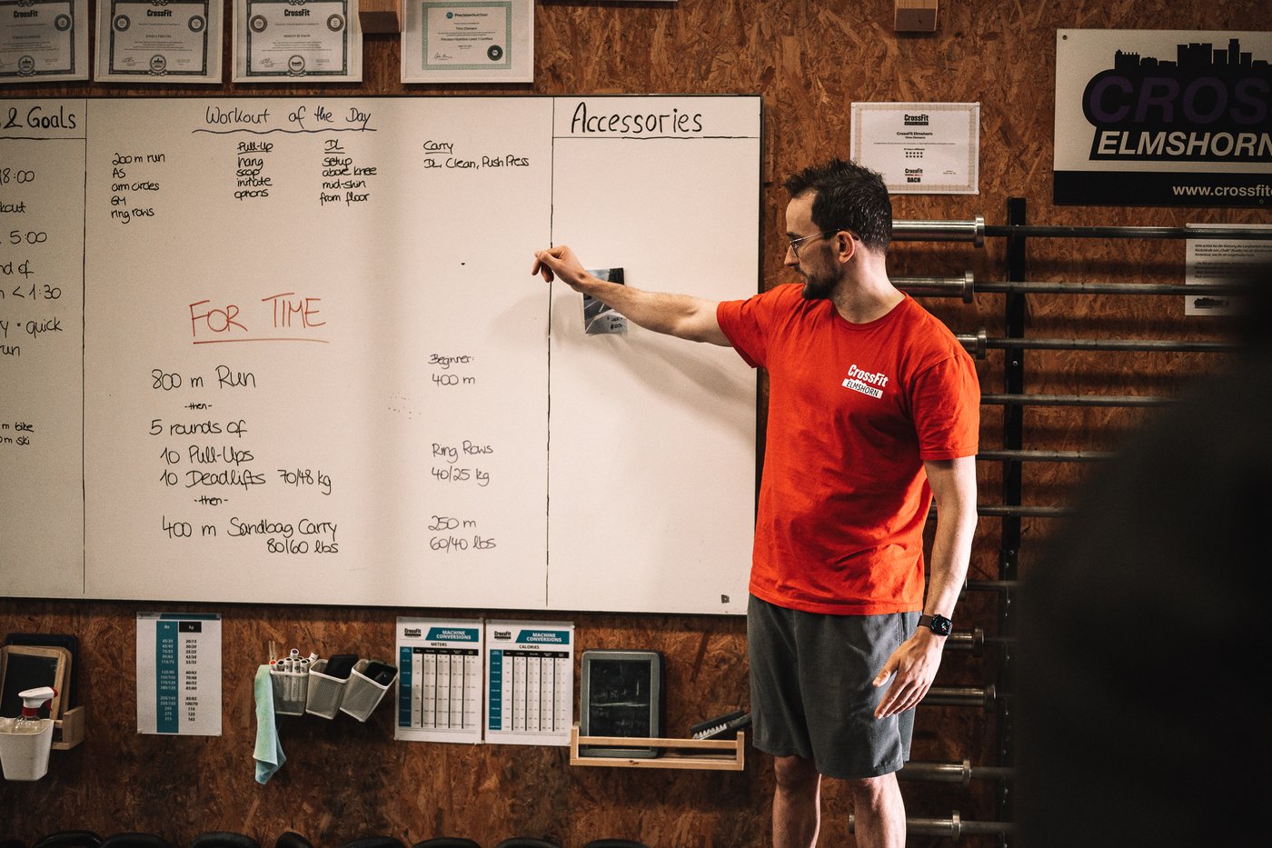 Coach schreibt das Workout of the Day ans Whiteboard