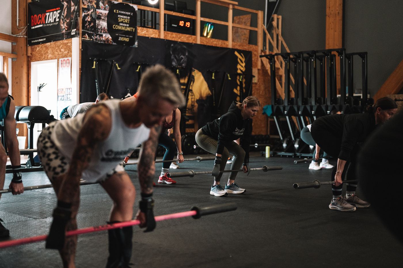 Mitglieder trainieren gemeinsam mit der Langhantel im CrossFit Elmshorn