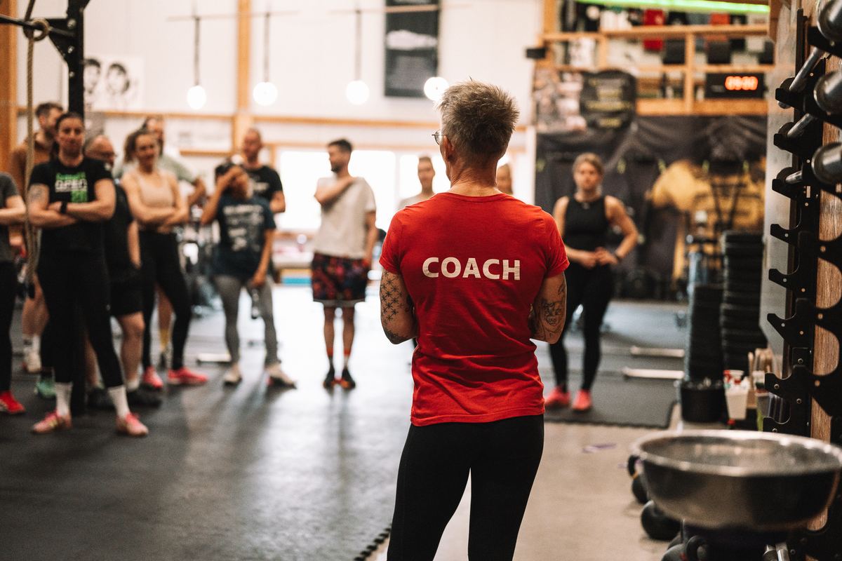 Coach spricht vor Trainingsbeginn zur versammelten Gruppe